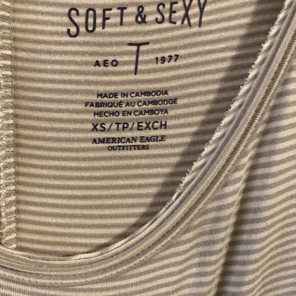 ☀️3 for $24☀️American Eagle Outfitters Stretchy Shirt, size XS. (S43) - Picture 3 of 4